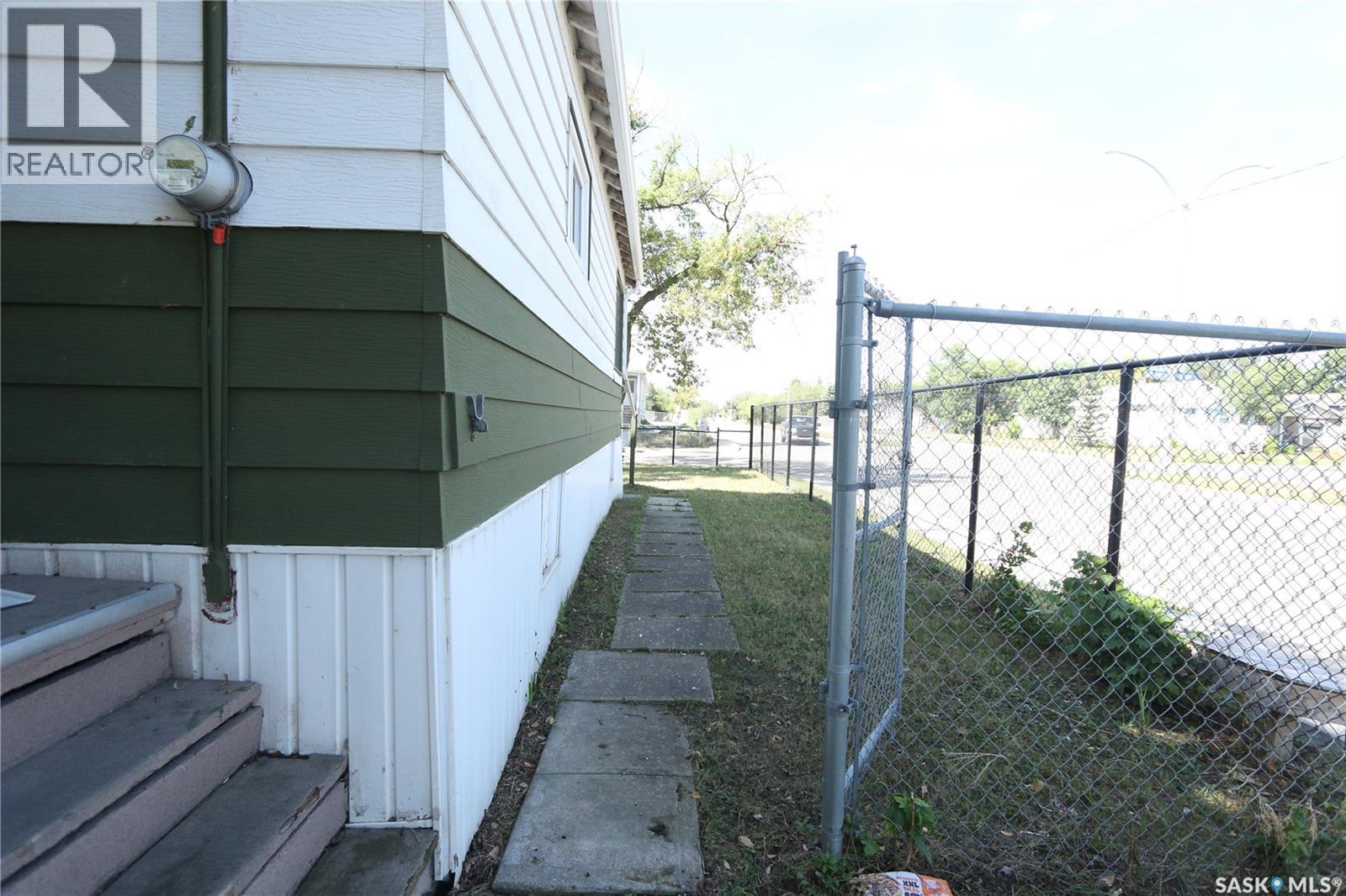 903 Robinson Street, Regina, Saskatchewan  S4T 2M6 - Photo 38 - SK047342