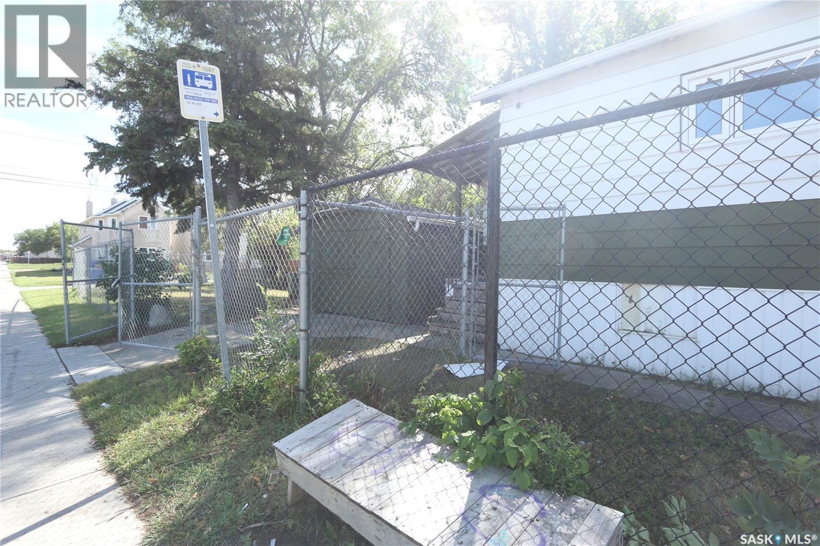 903 Robinson Street, Regina, Saskatchewan  S4T 2M6 - Photo 40 - SK047342