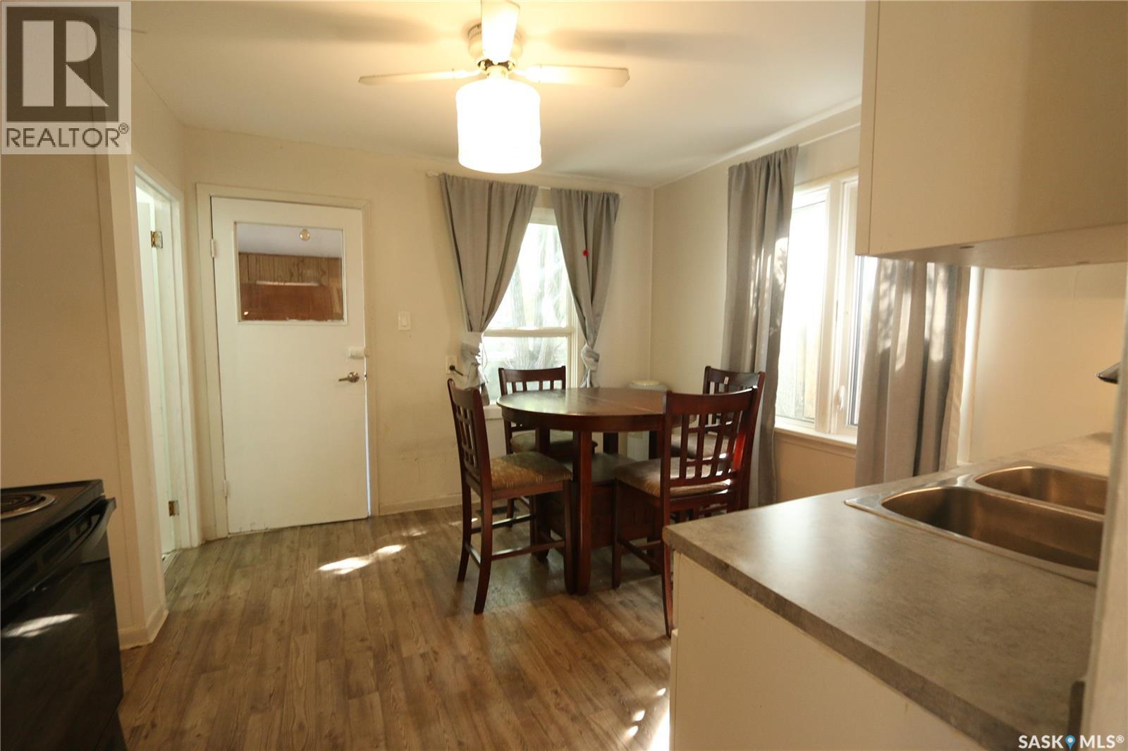 903 Robinson Street, Regina, Saskatchewan  S4T 2M6 - Photo 8 - SK047342