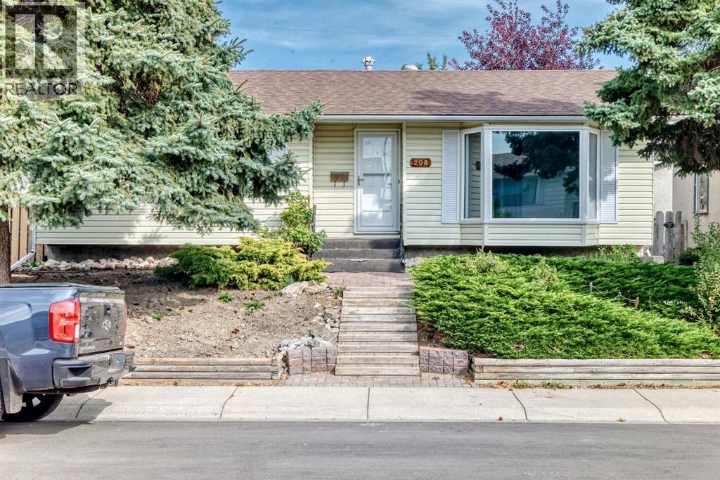 208 Penbrooke Way Se, Calgary, Alberta  T2A 3S8 - Photo 1 - A2341540