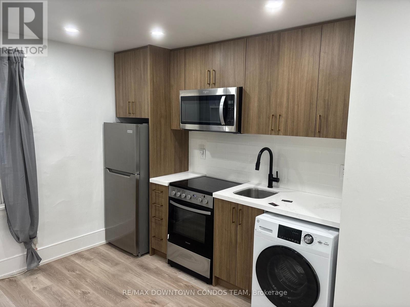 31 - 917 St Clair Avenue W, Toronto, Ontario  M6C 1C7 - Photo 4 - C13711434
