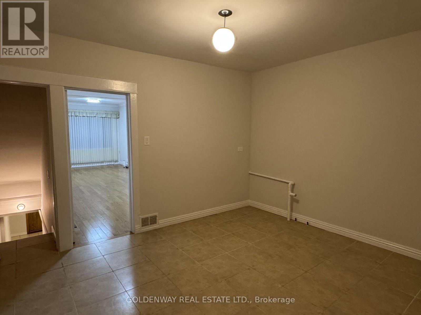 327 Springdale Boulevard, Toronto, Ontario M4C 2A3 - Photo 11 - E13731124