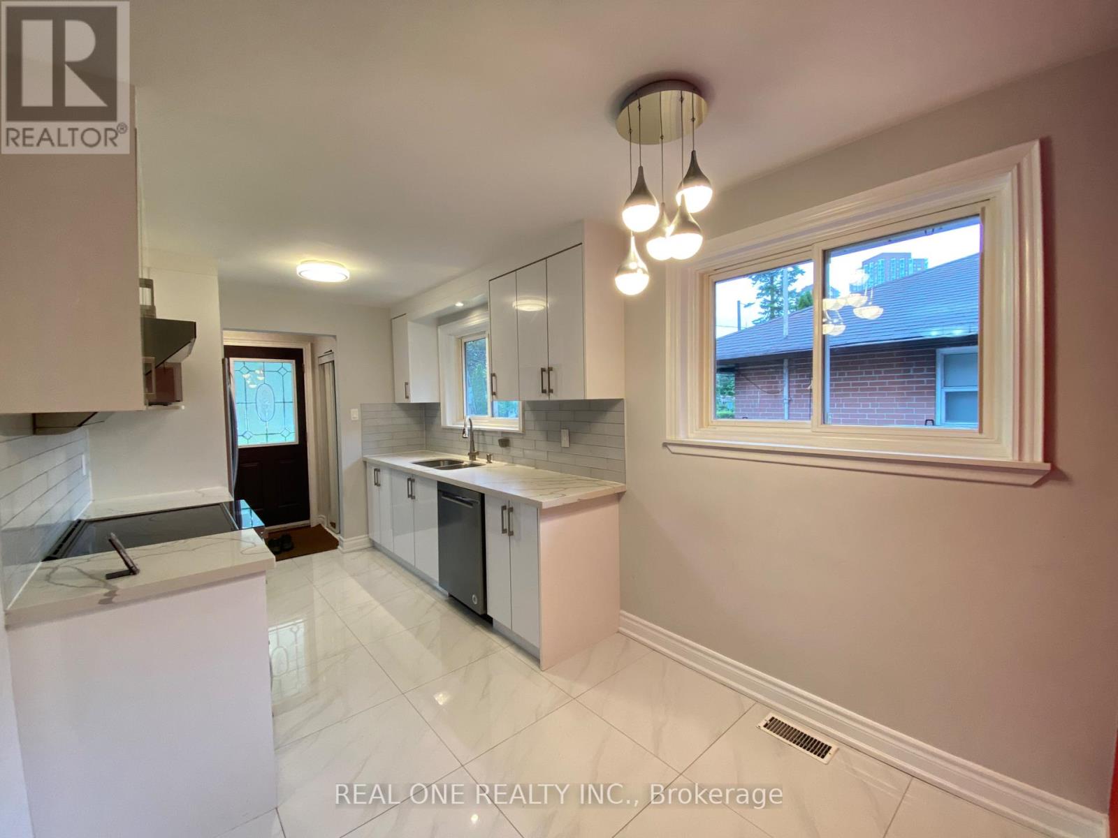 2 Bedrooms - 63 Sundial Crescent, Toronto, Ontario  M4A 2J7 - Photo 4 - C13738702