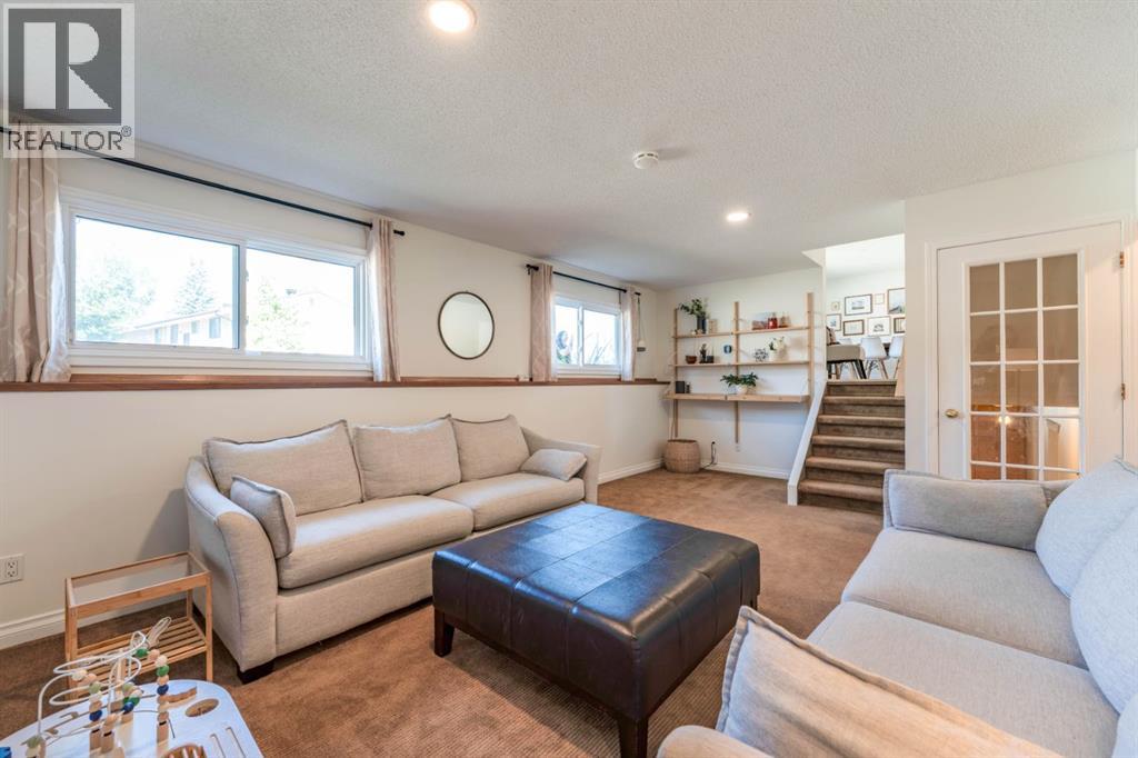 1004 Huntercove Place Nw, Calgary, Alberta  T2K 4S3 - Photo 11 - A2339545