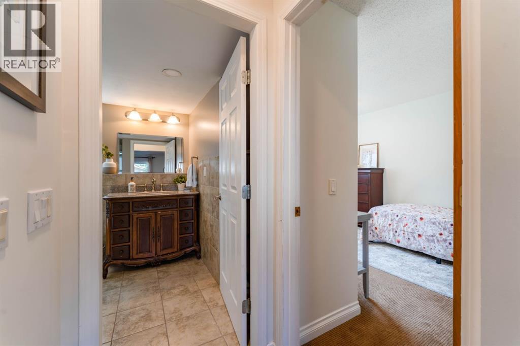 1004 Huntercove Place Nw, Calgary, Alberta  T2K 4S3 - Photo 15 - A2339545
