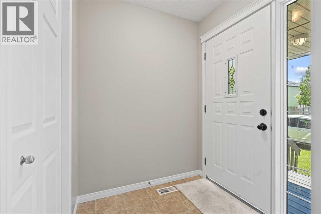 28 Saddlebrook Gardens Ne, Calgary, Alberta  T3J 5M6 - Photo 3 - A2325561