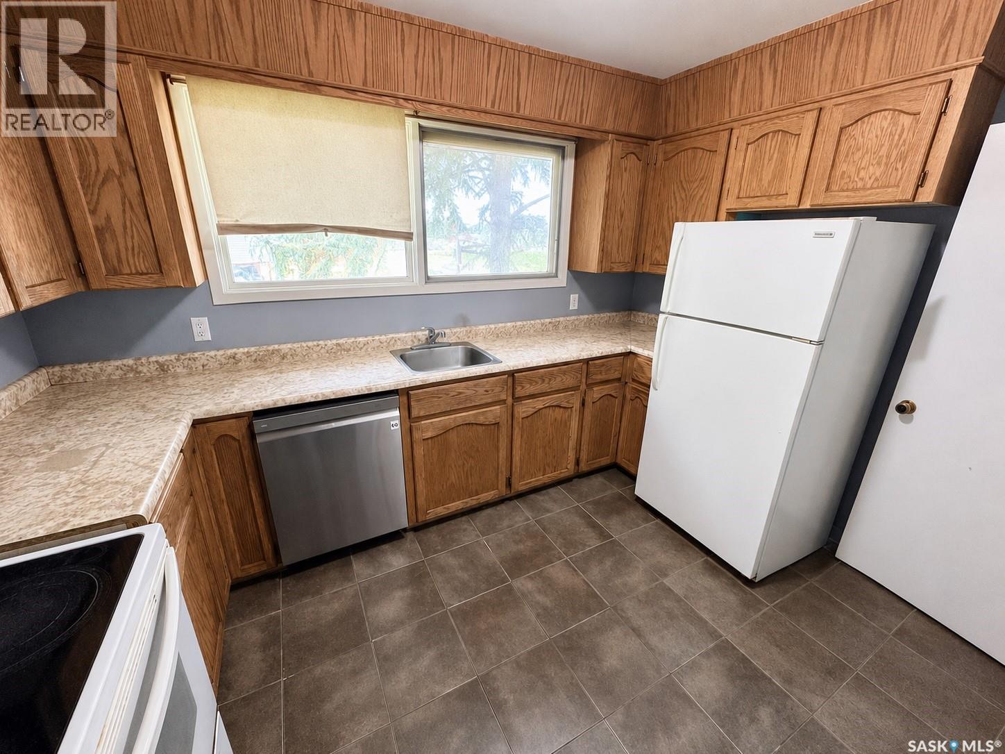 542 Elizabeth Street, Weyburn, Saskatchewan  S4H 1S4 - Photo 3 - SK041824