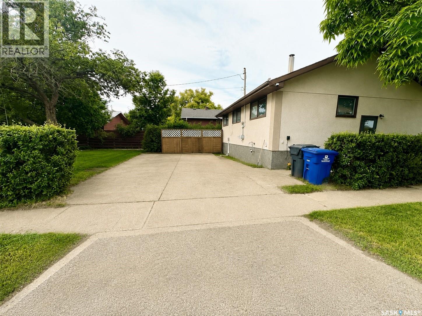 542 Elizabeth Street, Weyburn, Saskatchewan  S4H 1S4 - Photo 2 - SK041824