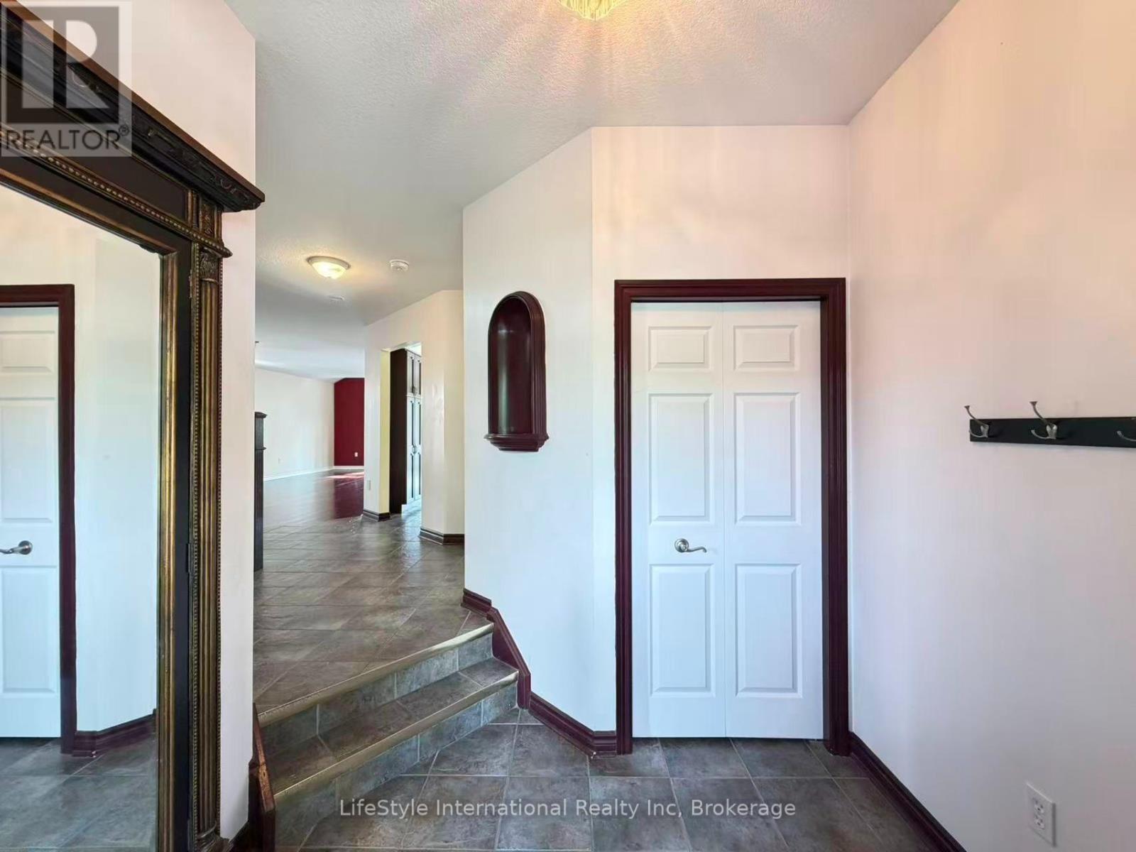 Main Unit - 16 Lynch Circle, Guelph, Ontario  N1L 1R5 - Photo 3 - X13737694