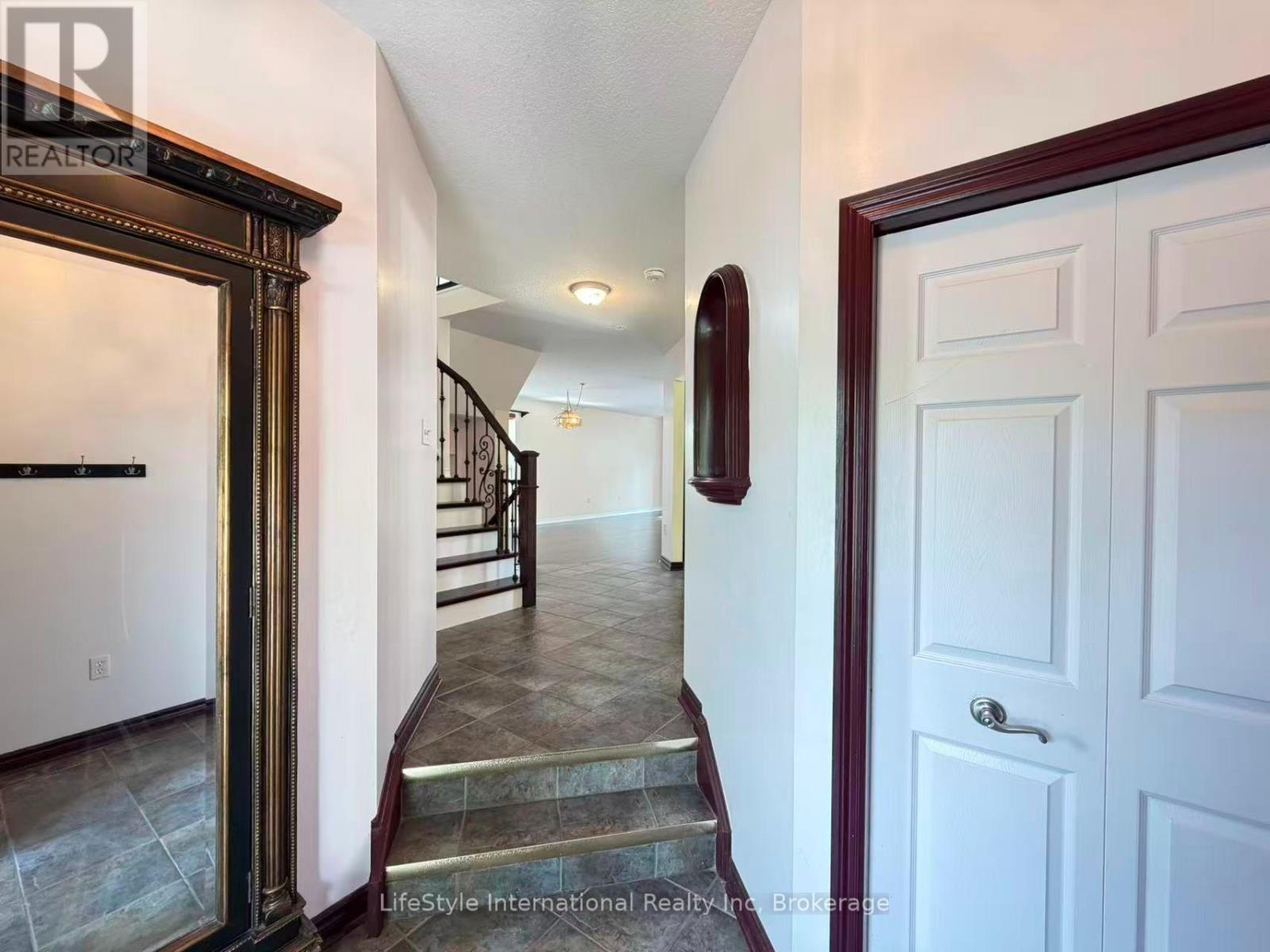 Main Unit - 16 Lynch Circle, Guelph, Ontario  N1L 1R5 - Photo 4 - X13737694