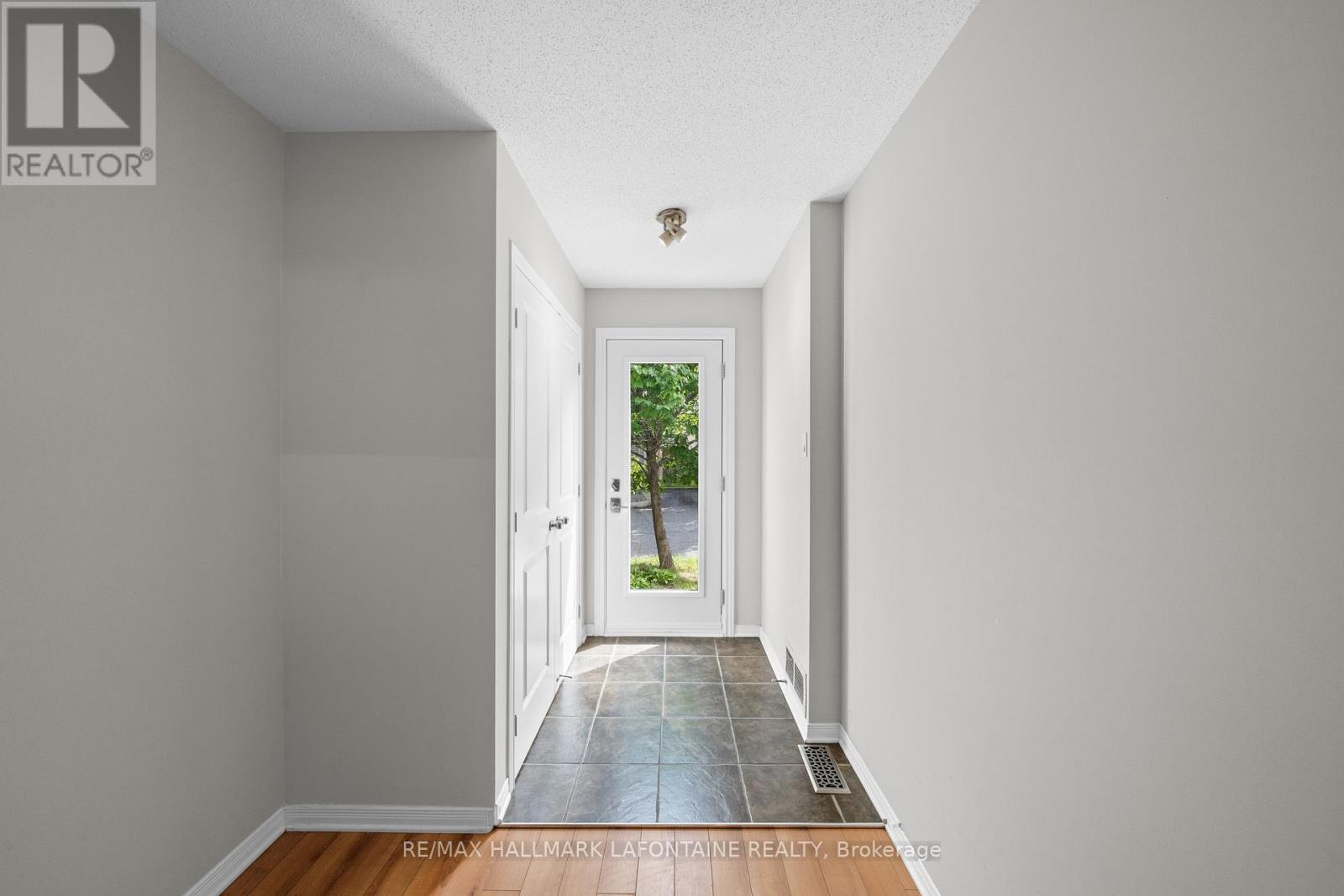556 Burleigh Private, Ottawa, Ontario K1J 1J9 - Photo 2 - X13703244