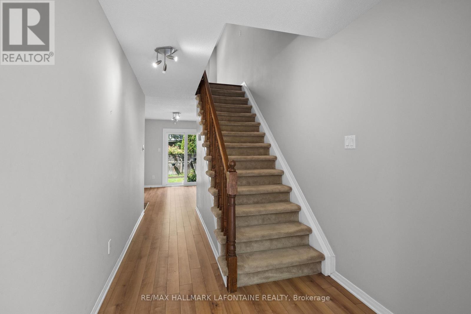 556 Burleigh Private, Ottawa, Ontario K1J 1J9 - Photo 3 - X13703244