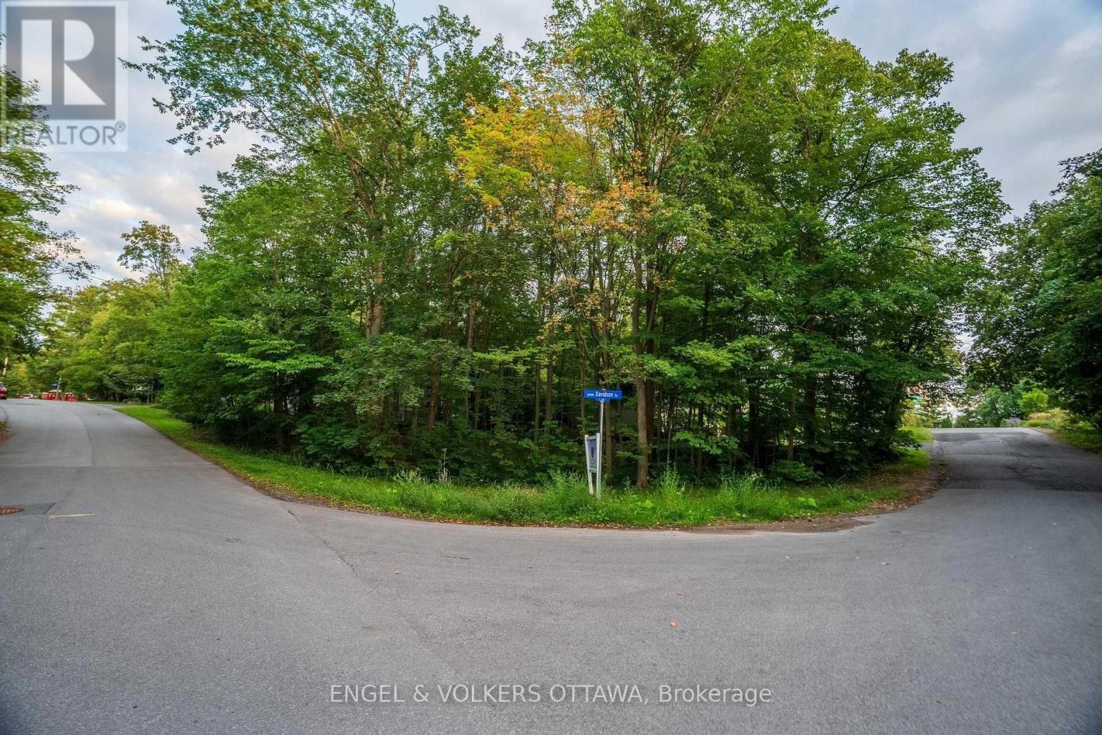 8 Davidson Drive, Ottawa, Ontario K1J 7J9 - Photo 2 - X13738816
