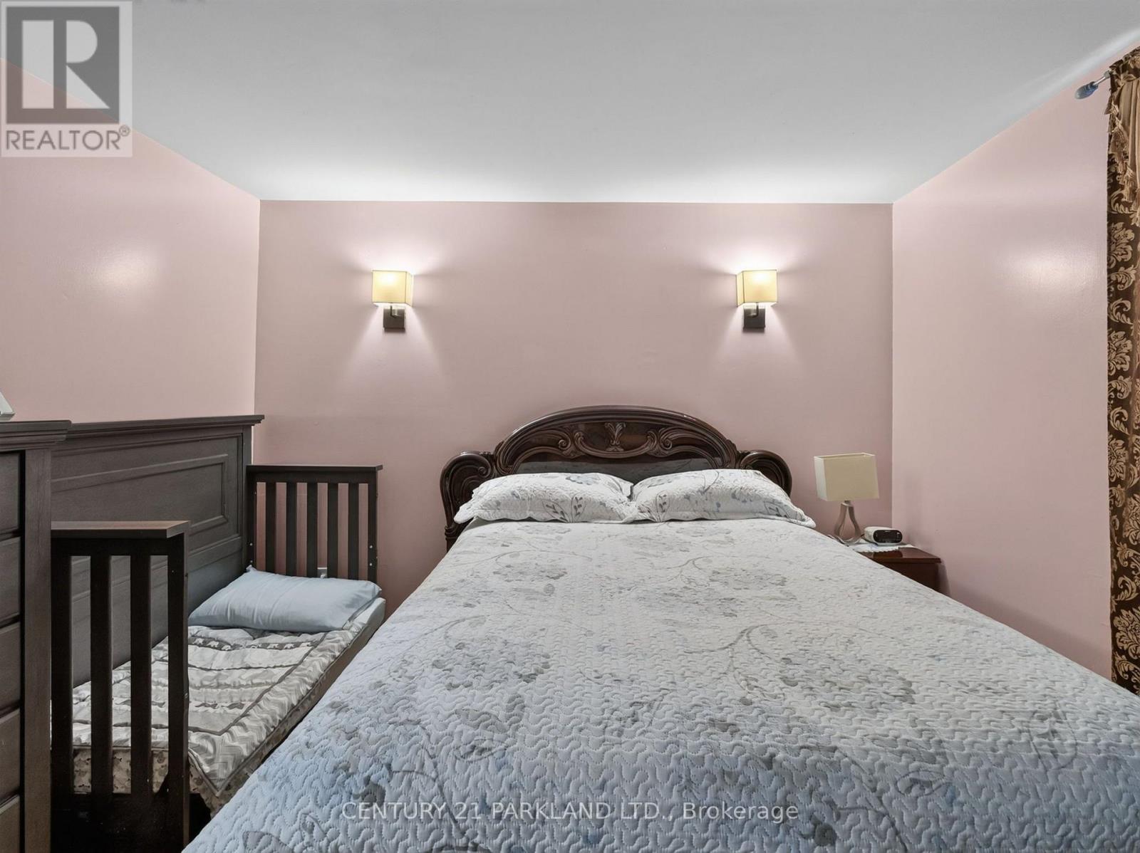 323 Nairn Avenue, Toronto, Ontario  M6E 4H9 - Photo 14 - W13738780