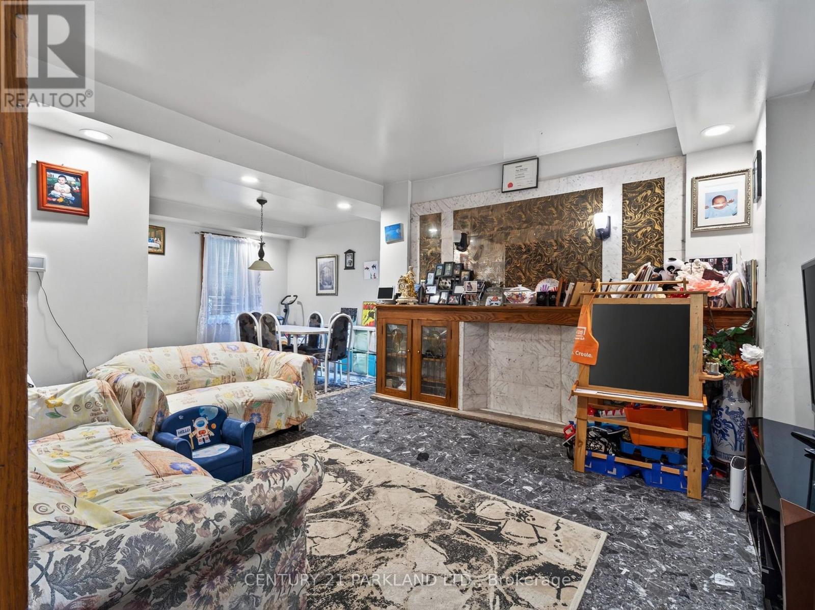 323 Nairn Avenue, Toronto, Ontario  M6E 4H9 - Photo 6 - W13738780