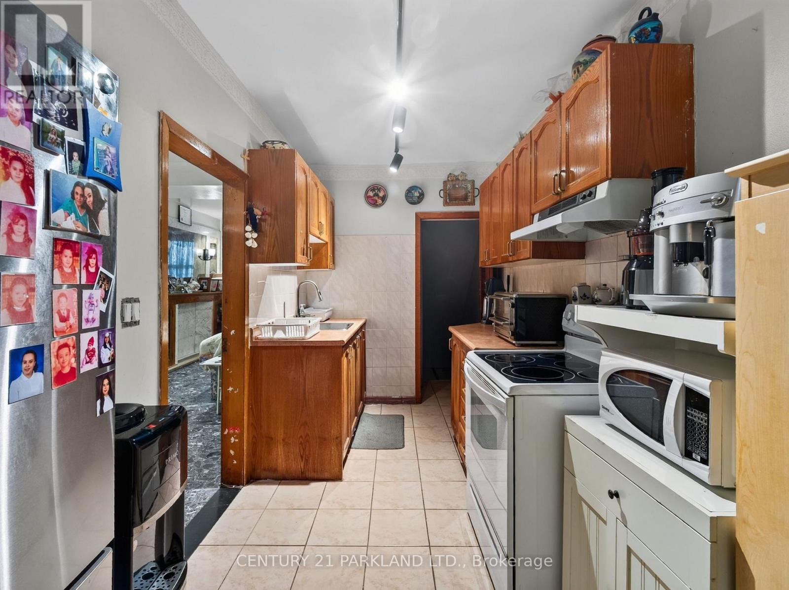 323 Nairn Avenue, Toronto, Ontario  M6E 4H9 - Photo 8 - W13738780