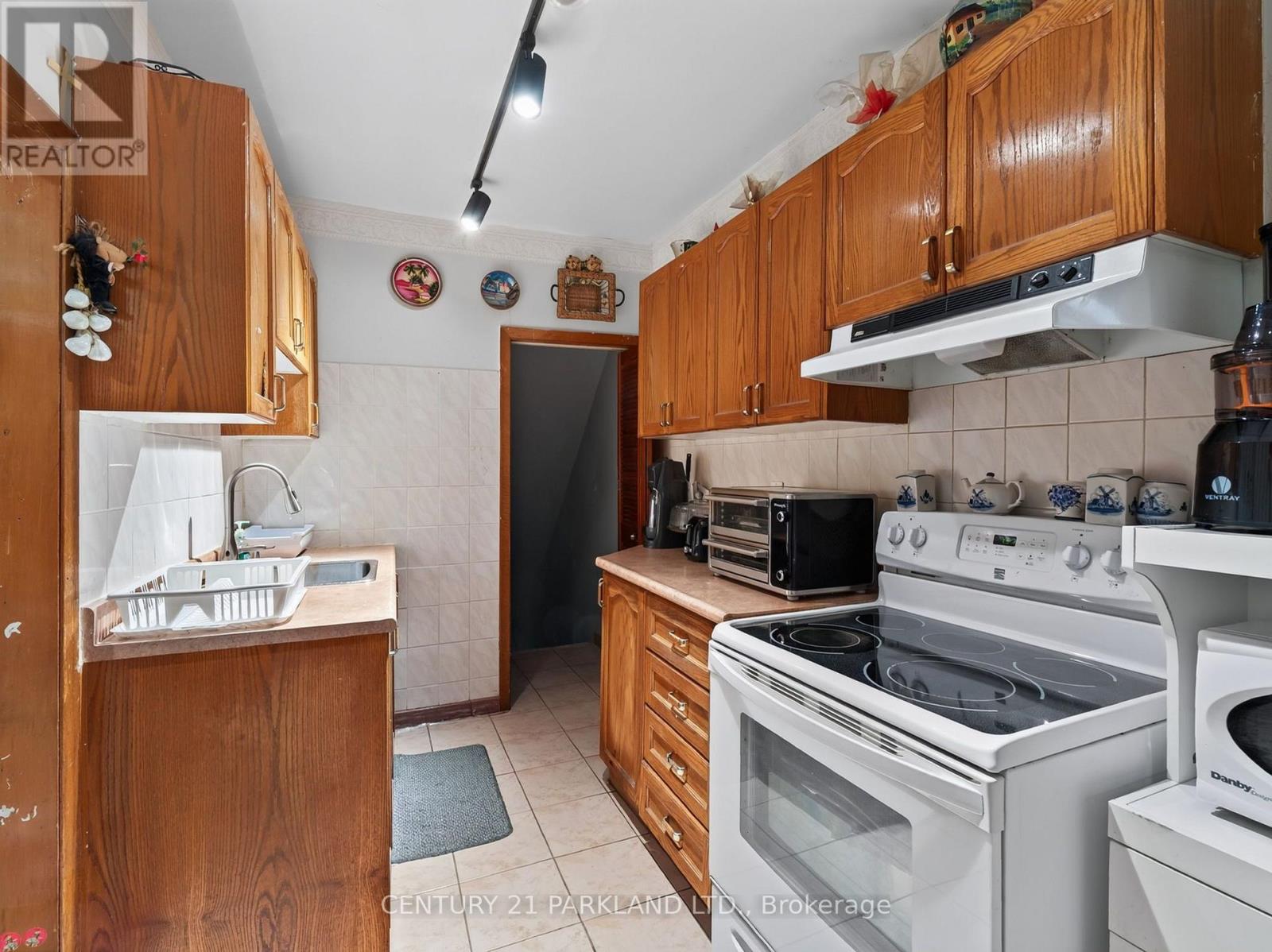 323 Nairn Avenue, Toronto, Ontario  M6E 4H9 - Photo 9 - W13738780