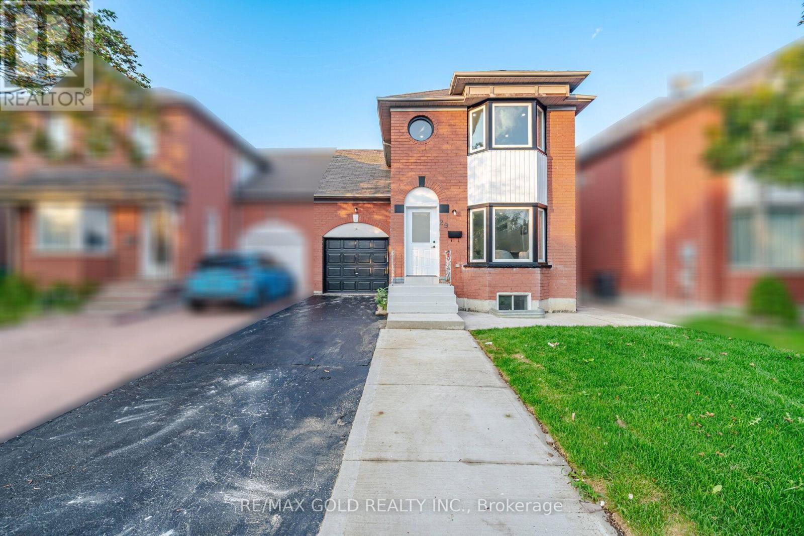 29 Fern Valley Crescent, Brampton, Ontario  L6R 1K7 - Photo 3 - W13738836