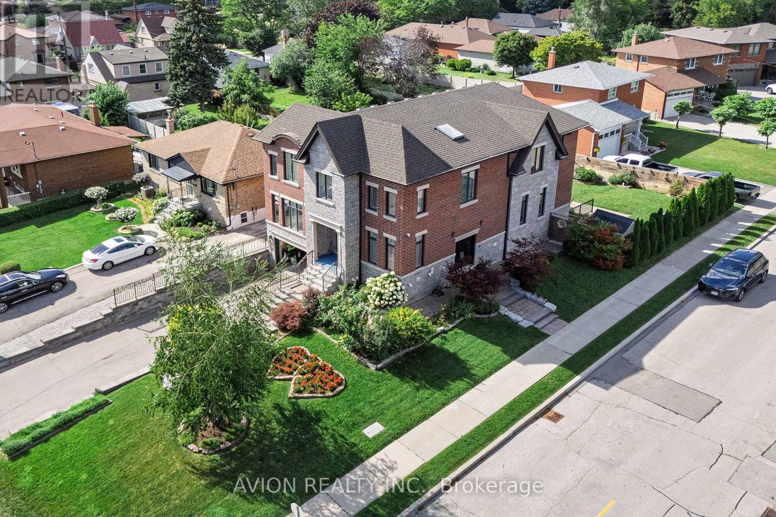 220 FALSTAFF AVENUE, Toronto, Ontario