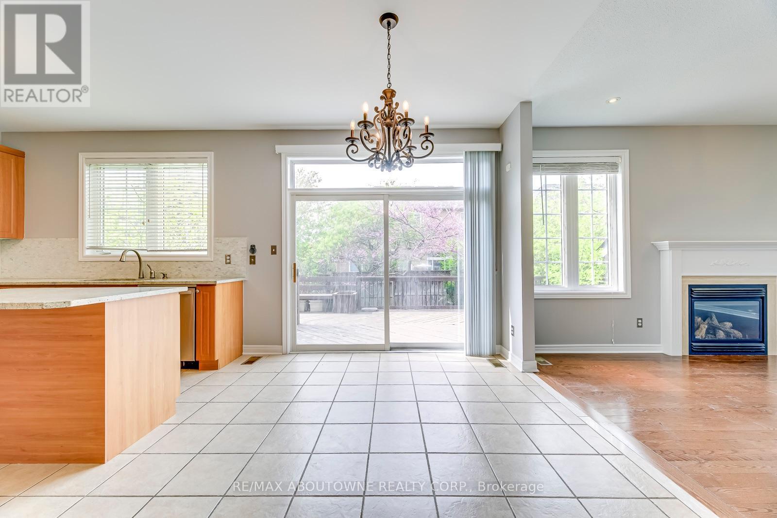 2290 Woodmont Crescent S, Oakville, Ontario  L6M 5A1 - Photo 11 - W13738998