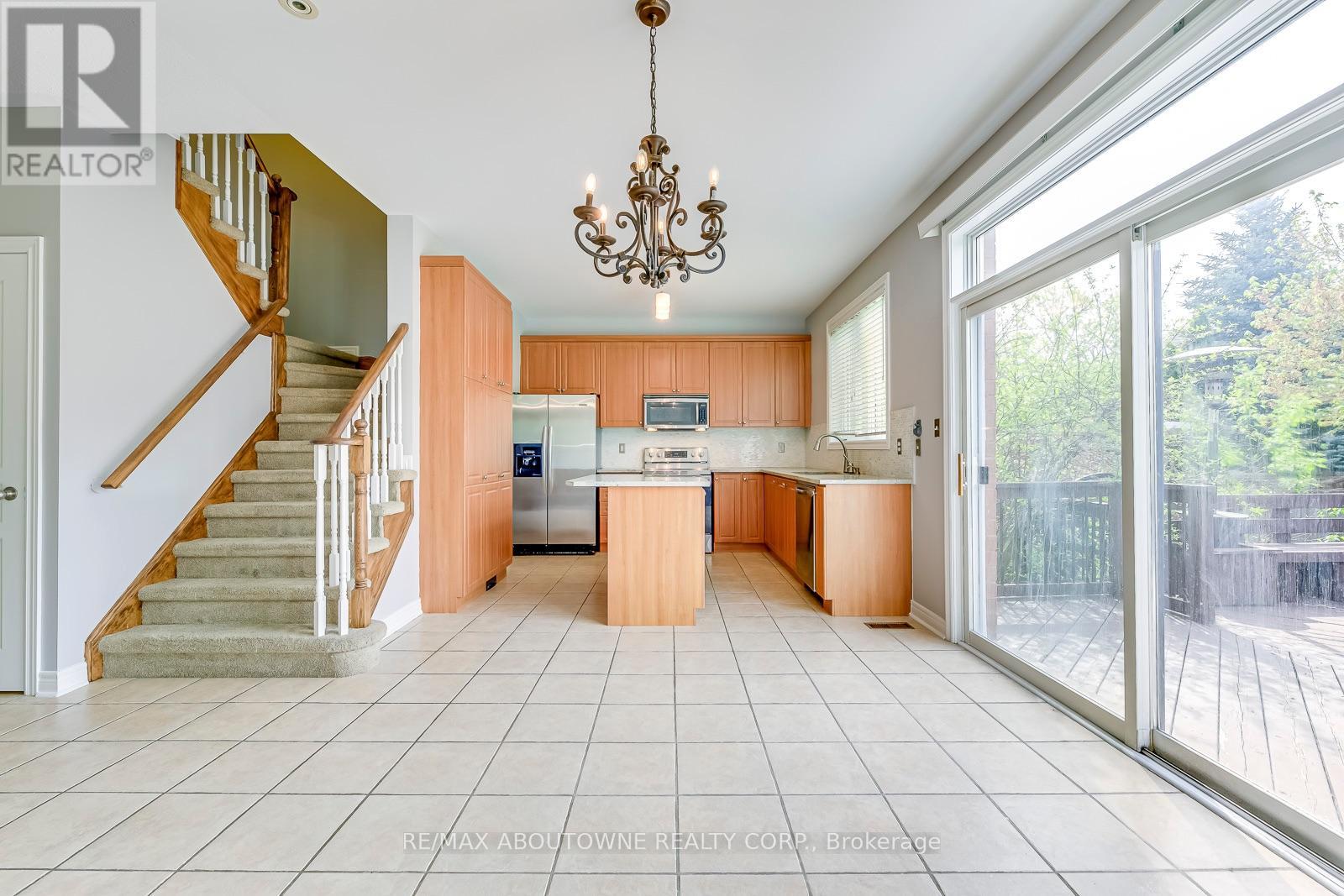 2290 Woodmont Crescent S, Oakville, Ontario  L6M 5A1 - Photo 12 - W13738998