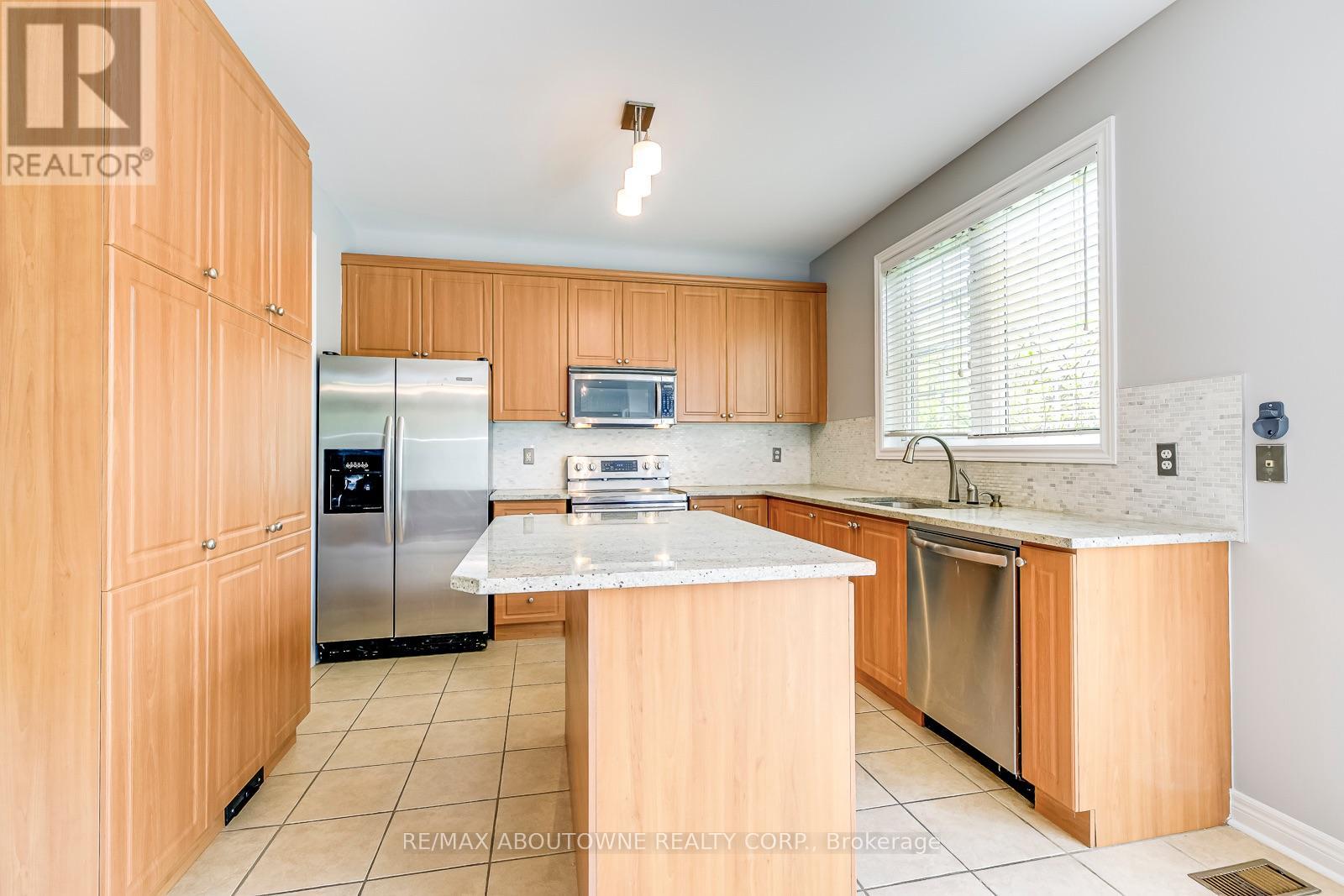 2290 Woodmont Crescent S, Oakville, Ontario  L6M 5A1 - Photo 15 - W13738998