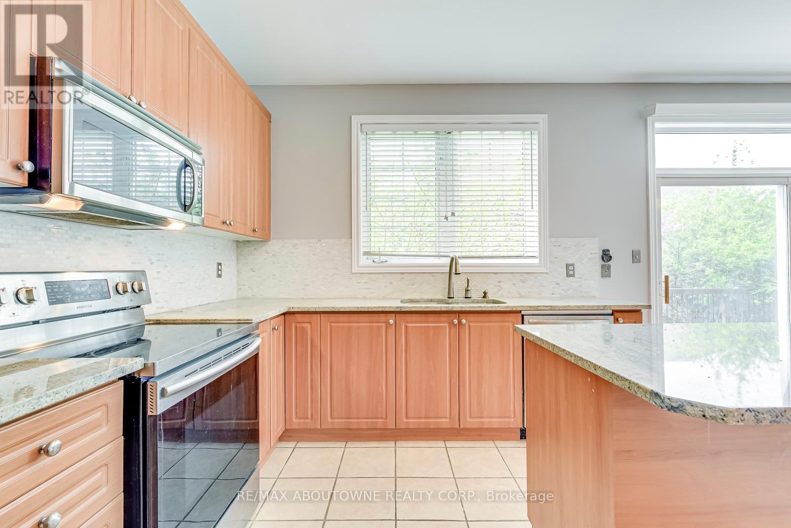 2290 Woodmont Crescent S, Oakville, Ontario  L6M 5A1 - Photo 17 - W13738998