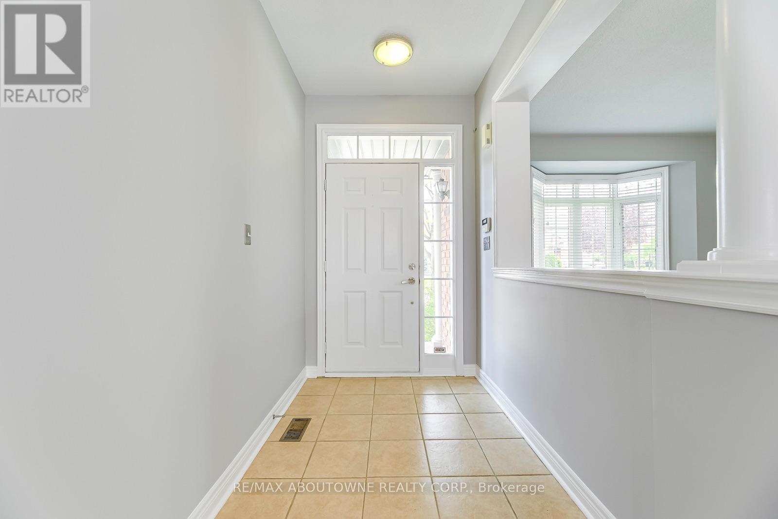 2290 Woodmont Crescent S, Oakville, Ontario  L6M 5A1 - Photo 4 - W13738998