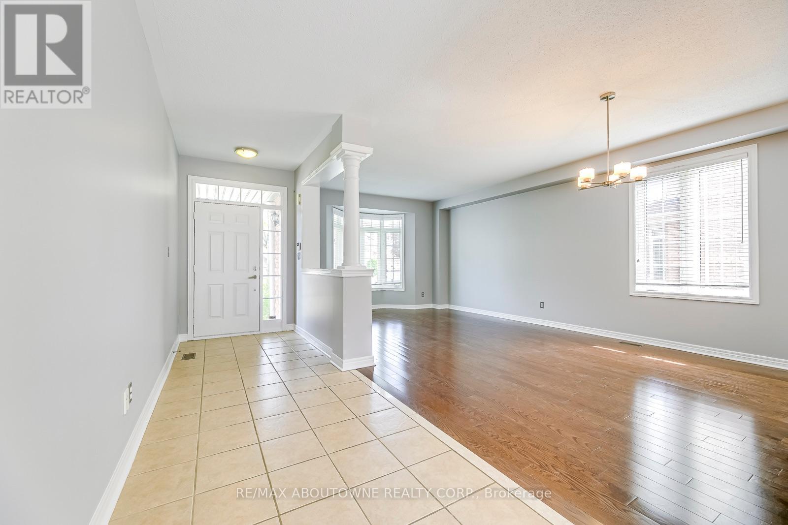 2290 Woodmont Crescent S, Oakville, Ontario  L6M 5A1 - Photo 5 - W13738998