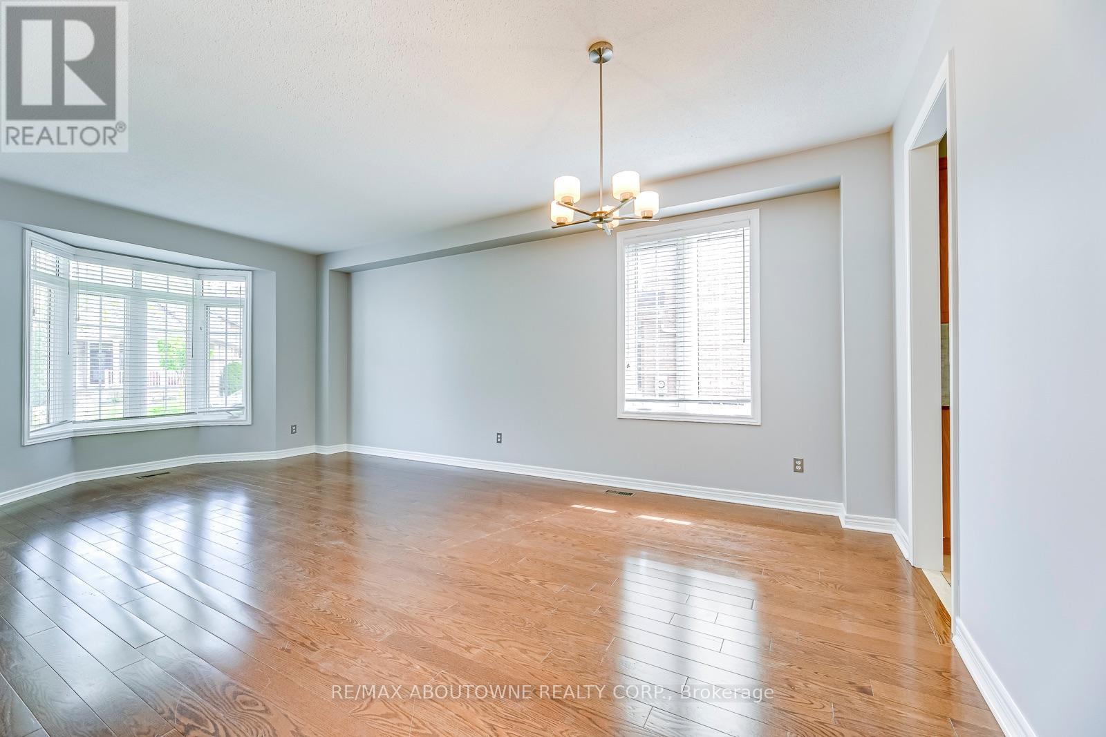 2290 Woodmont Crescent S, Oakville, Ontario  L6M 5A1 - Photo 6 - W13738998