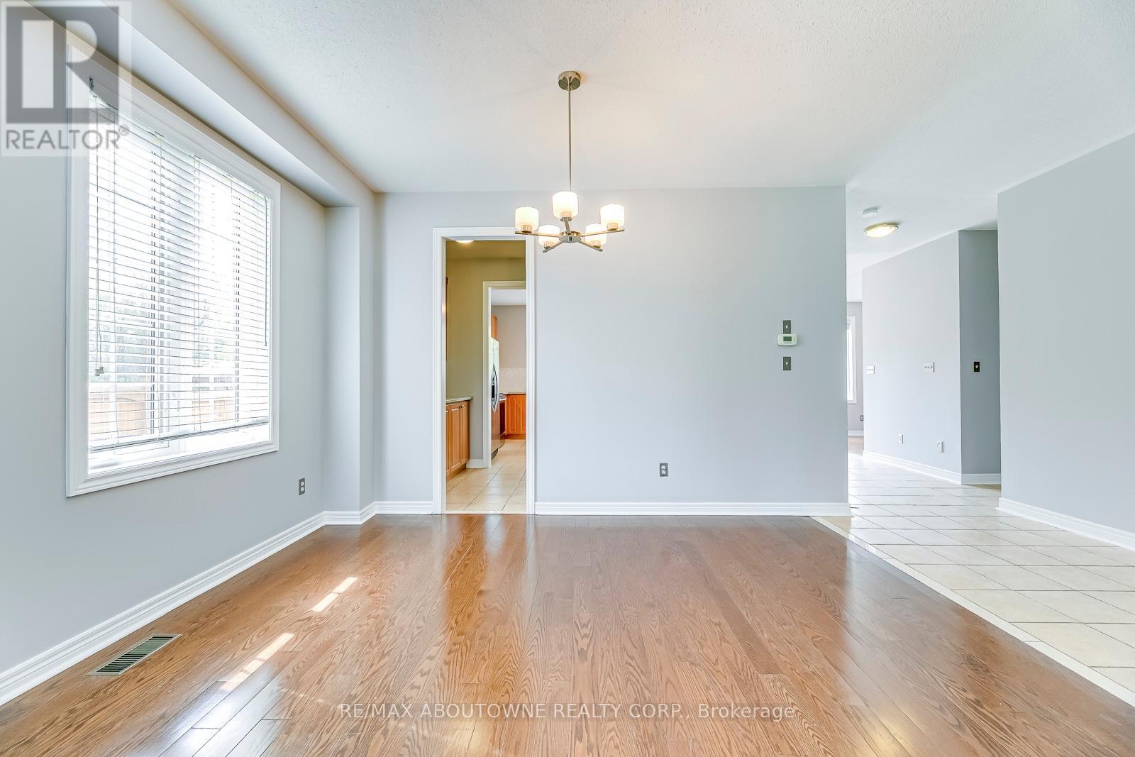 2290 Woodmont Crescent S, Oakville, Ontario  L6M 5A1 - Photo 7 - W13738998