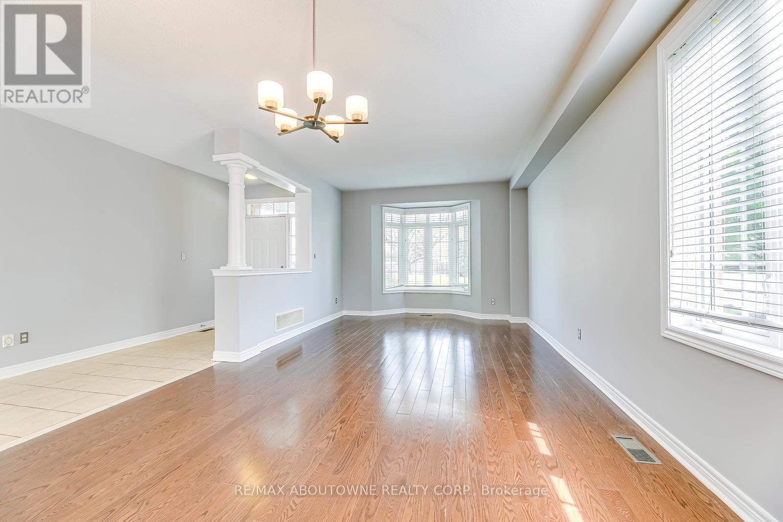 2290 Woodmont Crescent S, Oakville, Ontario  L6M 5A1 - Photo 8 - W13738998