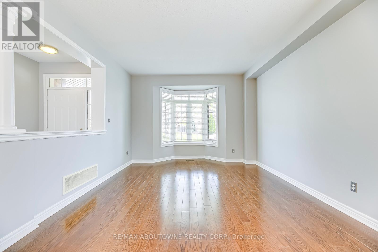 2290 Woodmont Crescent S, Oakville, Ontario  L6M 5A1 - Photo 9 - W13738998