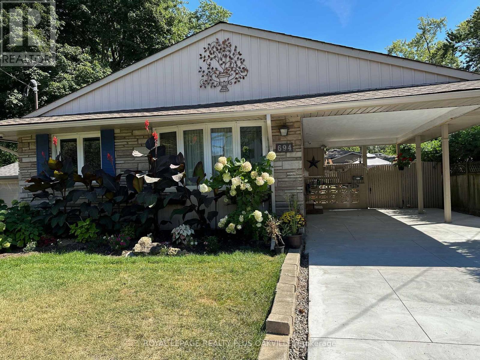 UPPER - 694 NIAGARA STREET, St. Catharines, Ontario
