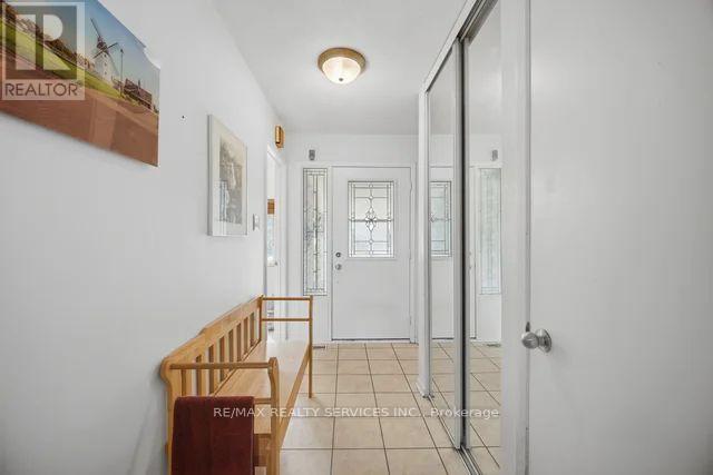 26 Fanshawe Drive, Brampton, Ontario L6Z 1A9 - Photo 3 - W13739036