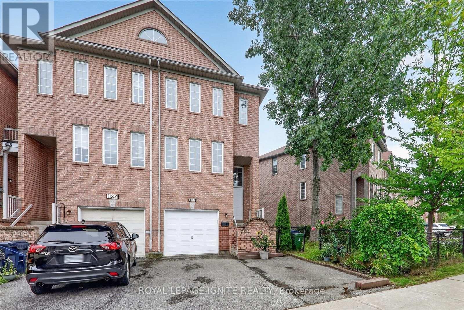 135 Conn Smythe Drive, Toronto, Ontario  M1J 3P6 - Photo 2 - E13739142