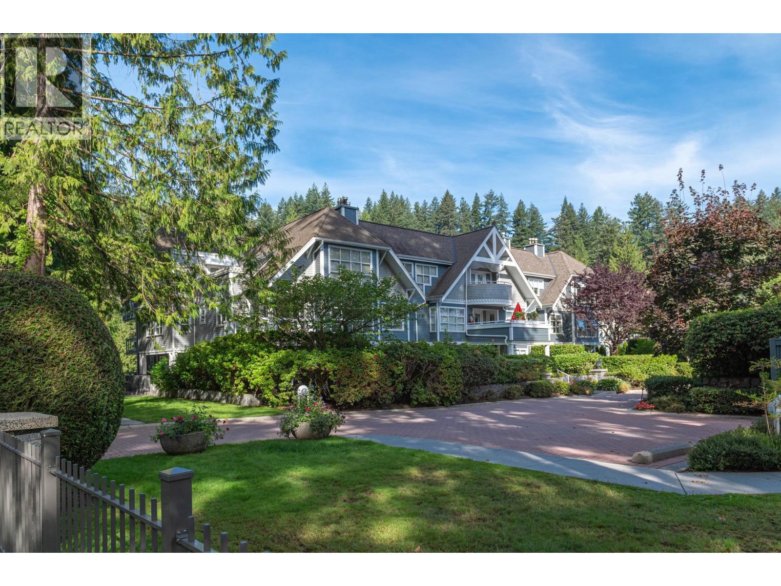 303 3373 Capilano Crescent, North Vancouver, British Columbia  V7R 4W7 - Photo 3 - R3161125