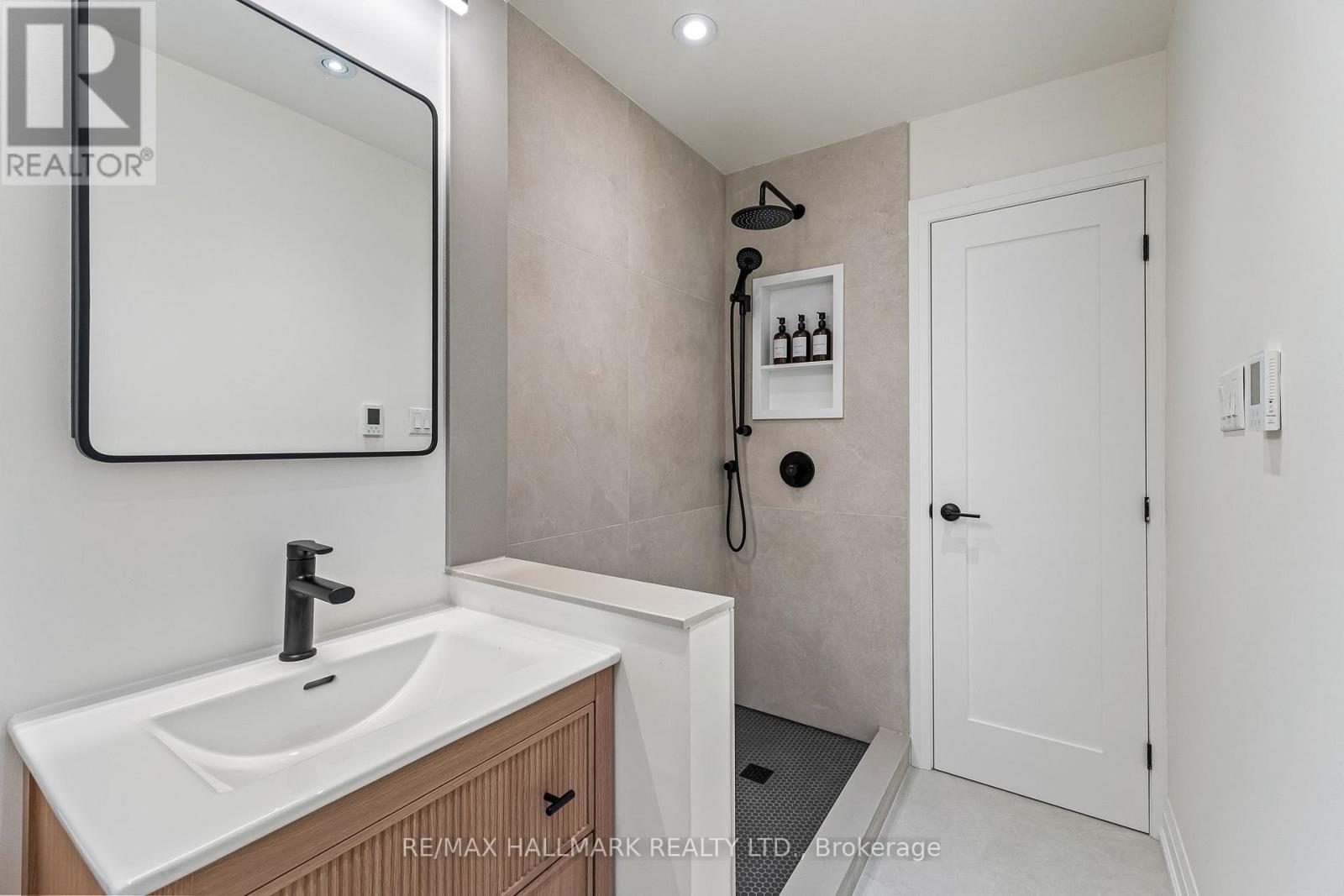 Upper - 229 Kingston Road, Toronto, Ontario  M4L 1T5 - Photo 22 - E13738008