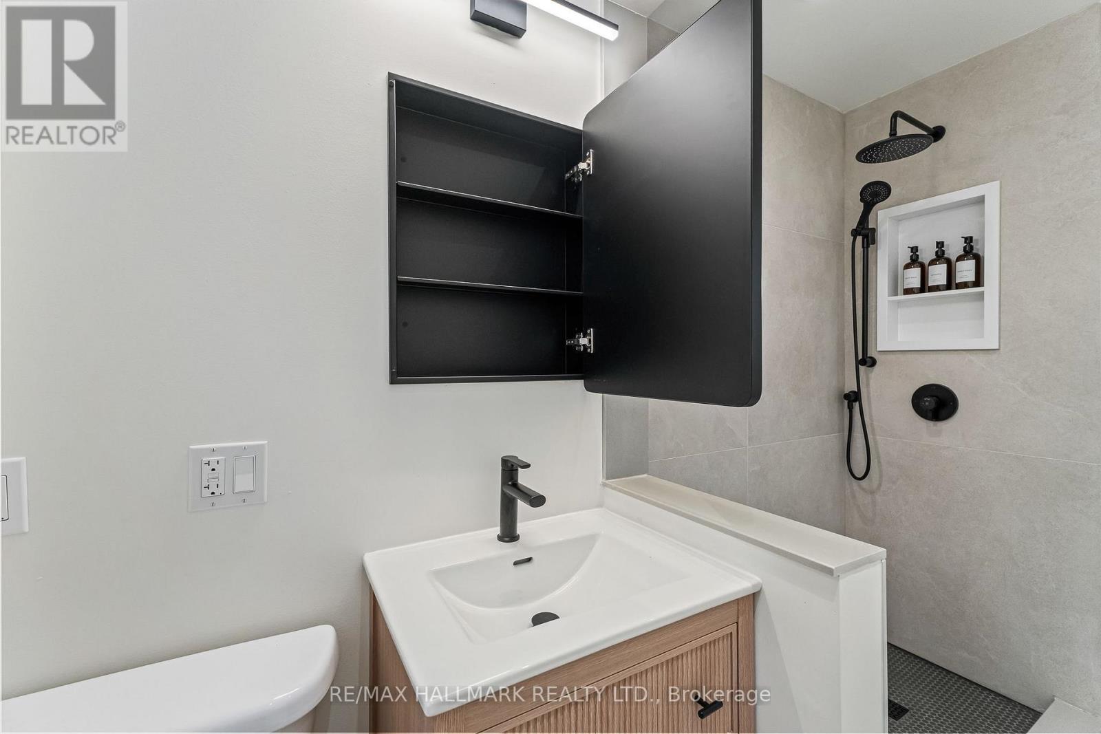 Upper - 229 Kingston Road, Toronto, Ontario  M4L 1T5 - Photo 24 - E13738008