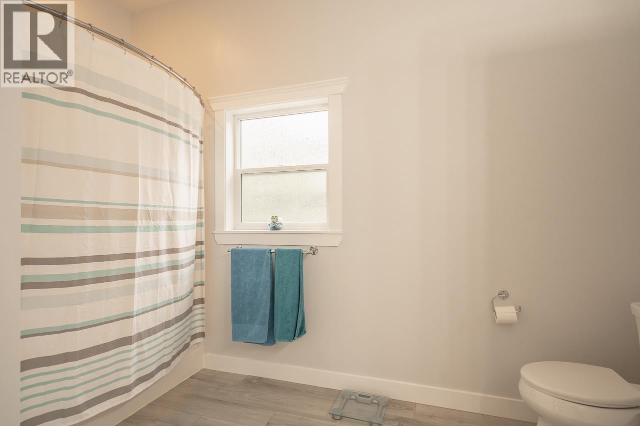 5593 Lakeside Court, 103 Mile House, British Columbia  V0K 2E1 - Photo 21 - R3161148