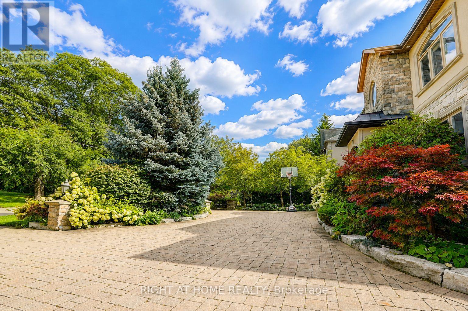 16 Fairview Avenue, Richmond Hill, Ontario  L4C 6L2 - Photo 3 - N13739198