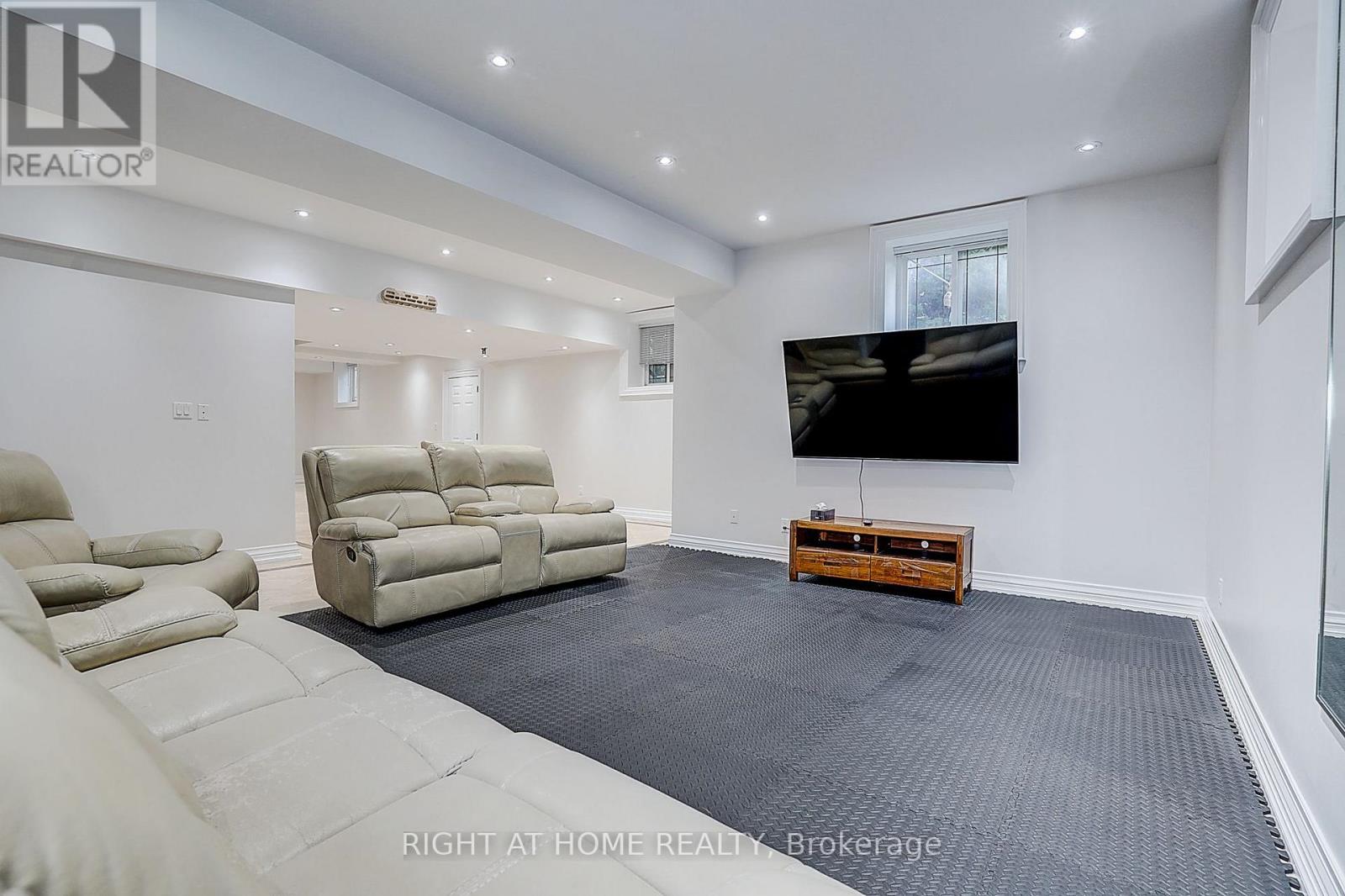 16 Fairview Avenue, Richmond Hill, Ontario  L4C 6L2 - Photo 48 - N13739198