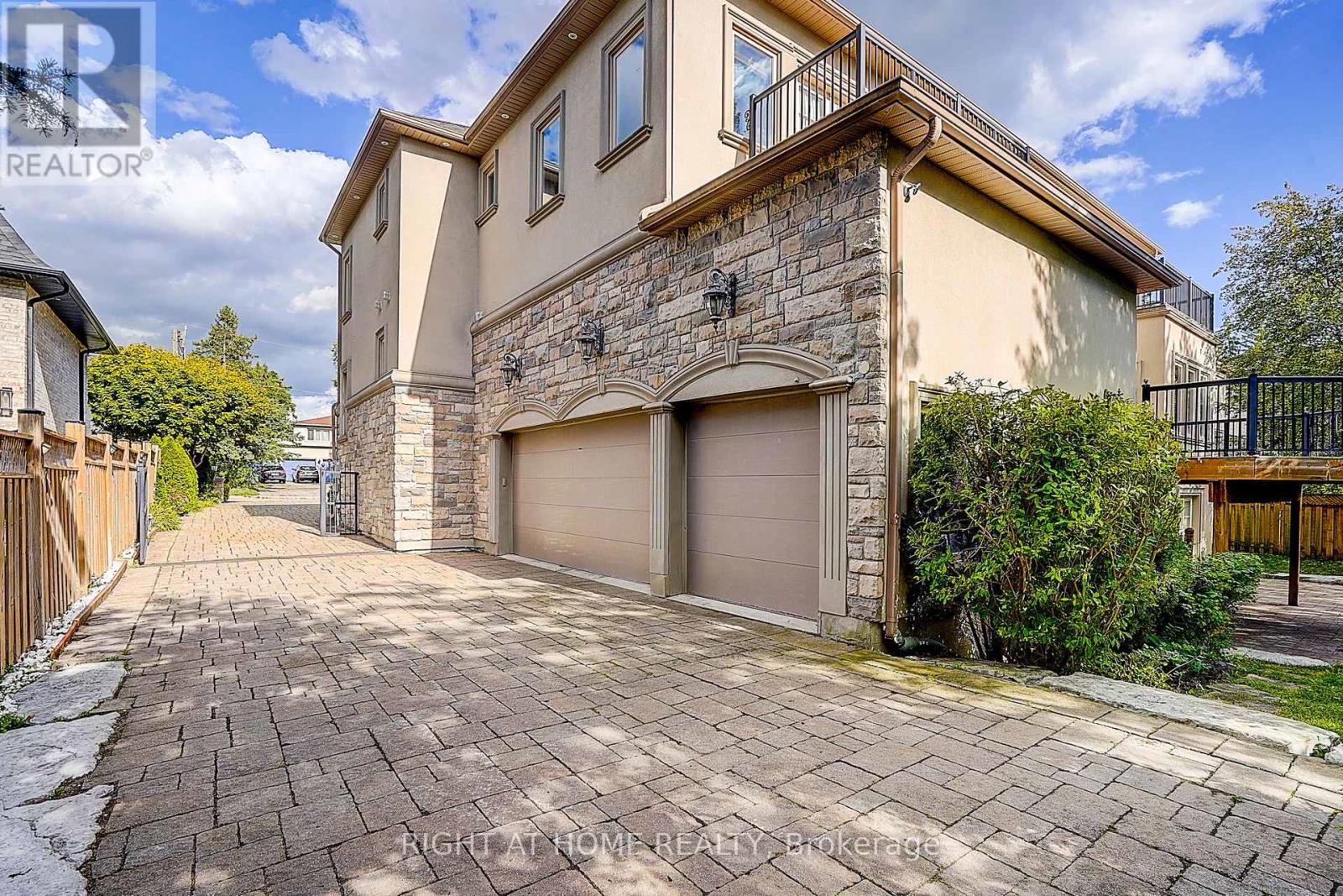 16 Fairview Avenue, Richmond Hill, Ontario  L4C 6L2 - Photo 5 - N13739198