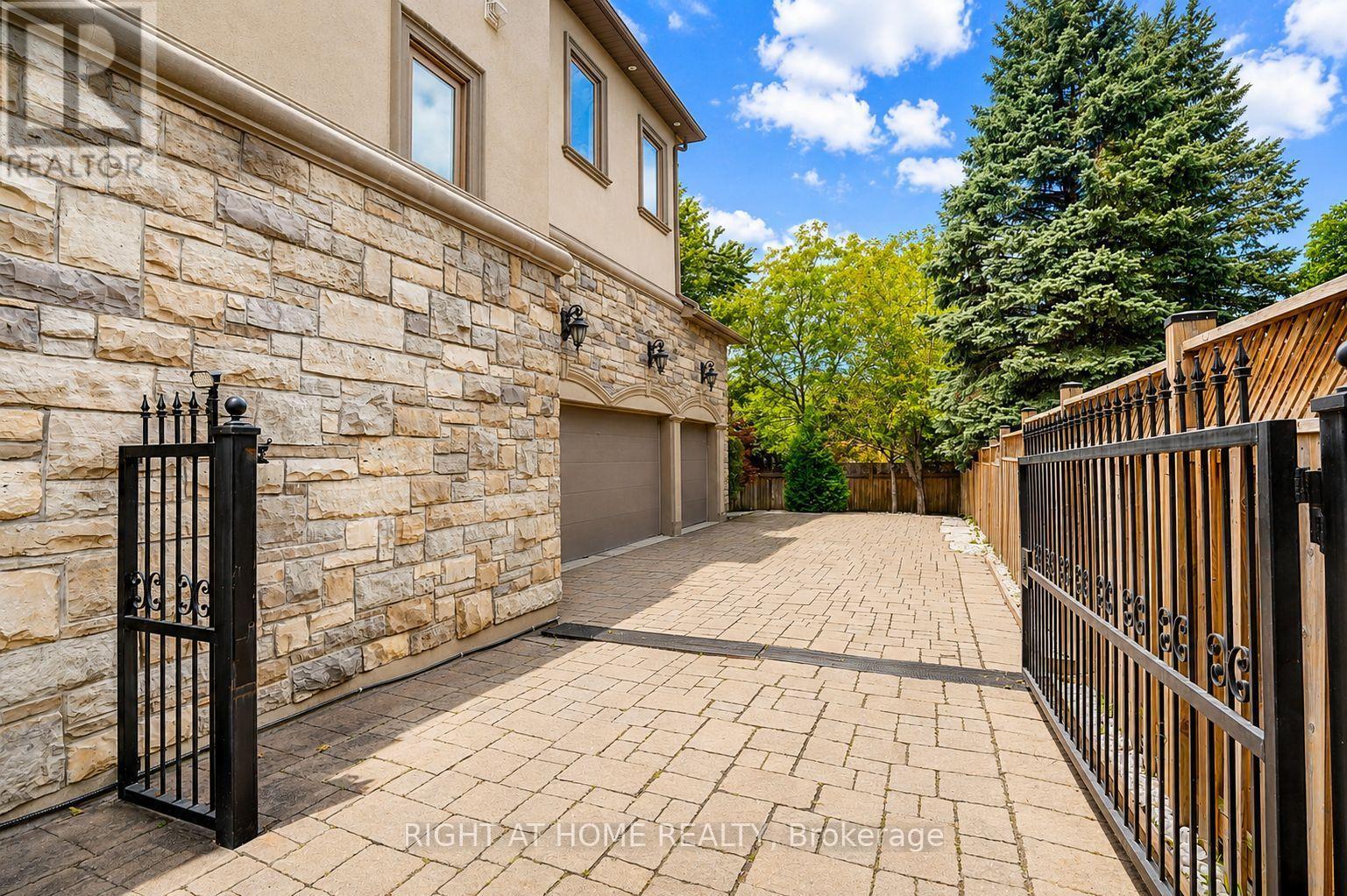 16 Fairview Avenue, Richmond Hill, Ontario  L4C 6L2 - Photo 7 - N13739198