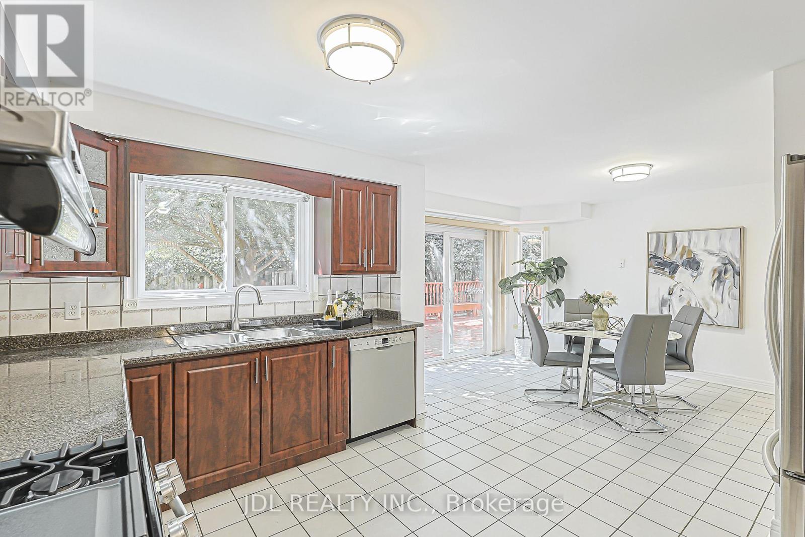 676 Ceremonial Drive, Mississauga, Ontario  L5R 3H9 - Photo 14 - W13739320