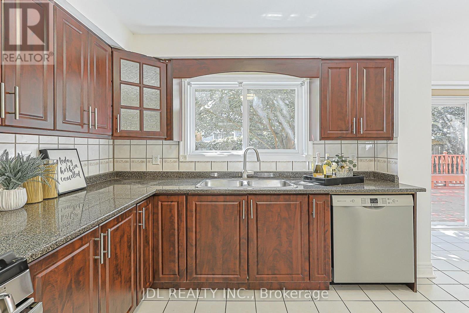 676 Ceremonial Drive, Mississauga, Ontario  L5R 3H9 - Photo 17 - W13739320