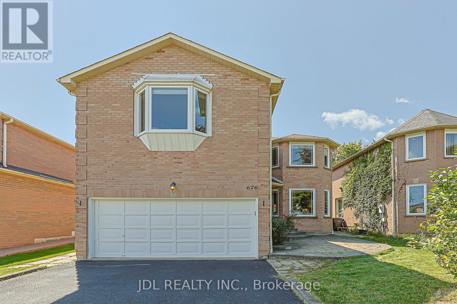 676 Ceremonial Drive, Mississauga, Ontario  L5R 3H9 - Photo 2 - W13739320