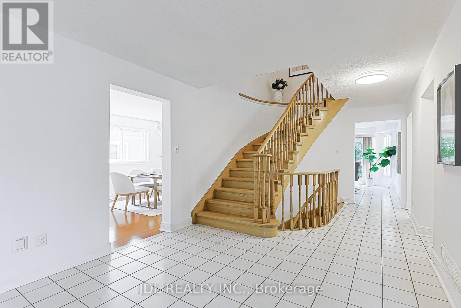 676 Ceremonial Drive, Mississauga, Ontario  L5R 3H9 - Photo 5 - W13739320