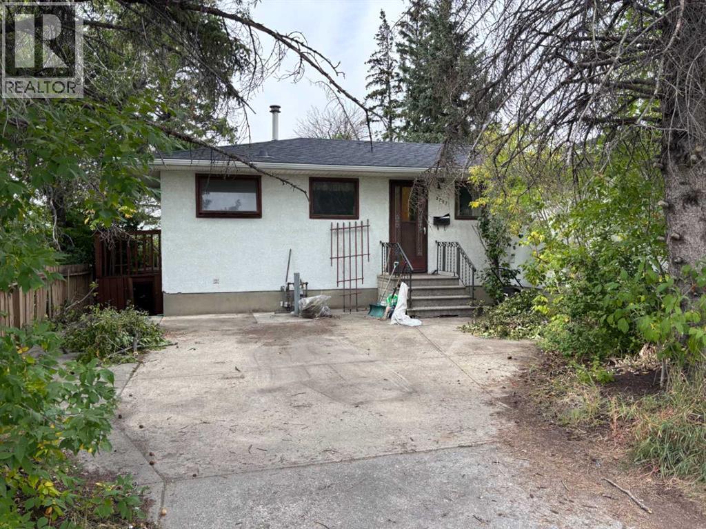 3207 Castle Road Nw, Calgary, Alberta  T2M 4K6 - Photo 1 - A2326685