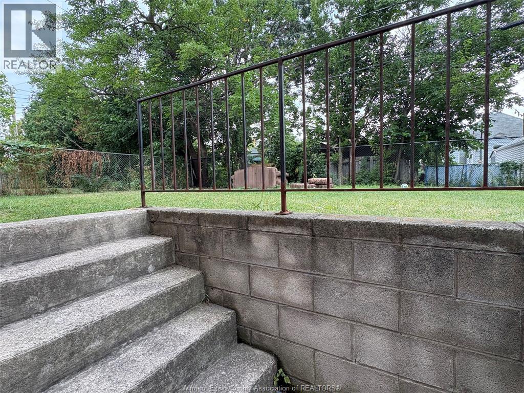 327 Curry, Windsor, Ontario  N9B 2B6 - Photo 2 - 26021449